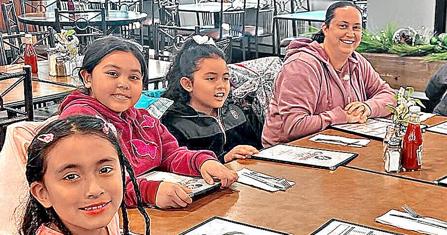 Estudiantes de habla hispana visitan el café. Independiente de Haverton/Selector de Ireton